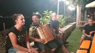 A Toline sul lago. Canto e musica popolare. E la nave