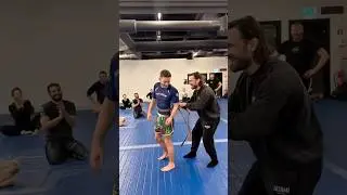 Тренер по джиу-джитсу удивил ученика повышением до пояса! (@MJOLNIR-MMA)