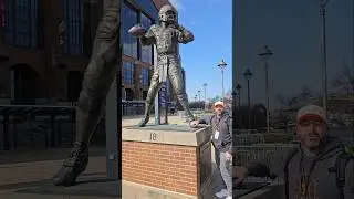 Tennessee Volunteers alum RJ Choppy pays his respects at the Manning statue in Indianapolis #shorts