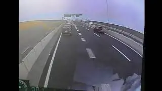 【美女木JCT多重衝突事故】6台目に追突された大型トレーラーがとらえた事故の瞬間
