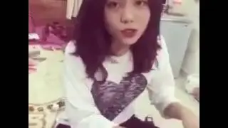 Váy trắng tay anh cầm hoa