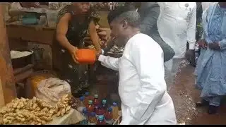 Old Market Woman Tries to Pour Garri on VP Osibanjo