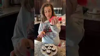 Santa Hat Desserts. Easy Christmas treats.Christmas breakfast ideas.Christmas treats. Christmas 2022