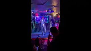 Coldplay frontman dons disguise at karaoke bar
