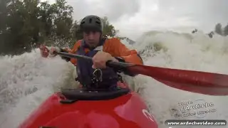 Kayak extrème sur l'Ardèche en crue (Ucel - Vogue)