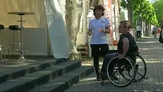 Funktionsnedsatta sv&aring;rt att komma fram i Almedalen - Nyheterna (TV4)