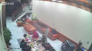 Các cụ viếng tượng đài đức mẹ xong xuống ăn cơm