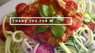 Zucchini noodles with raw tomato sauce [plant-based]