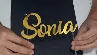 Nome dourado na cartolina laminada