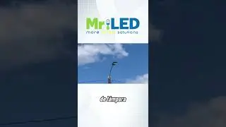 Mr.Led  en parque con luces de competencia que no alumbran