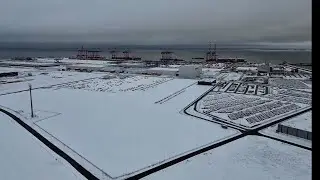 Über dem verschneiten Gebiet: Drohnenflug im Winter