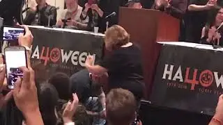 Couple Gets Engaged During HALLOWEEN 2 Panel At Halloween 40 Years of Terror Convention