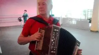 Играет Минахмат Абый