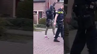 DSI loopt terug naar de voertuigen na inval in Nijkerk
