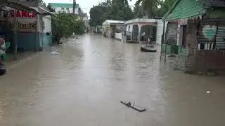 Familias en Boca Chica, abandonan sus hogares por inundaciones por la tormenta Melissa