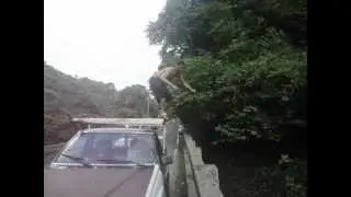 el puente cacao orocovis-ciales..magnun tirandose del techo de una pickup..