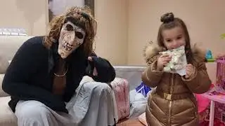 QUEST' ANNO LA BEFANA PER LA PICCOLA DOMY ARRIVA DI GIORNO!!! (HA ROTTO LA SCOPA)🤣