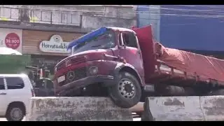 Camión quedó varado en el paseo central en Fernando de la Mora