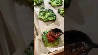 SMASHED BROCCOLI PIZZA BITES Follow @lainiecooks_ for more easy healthy recipe ideas!