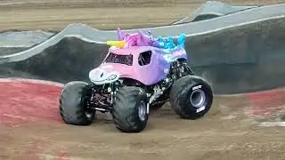 Sparkle smash vs. Wild side monster truck racing 🏁 | monster jam 2025 Glendale, AZ 