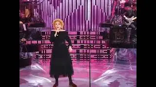 Ornella Vanoni - non si vede un cazzo - non riesce a leggere il testo e si arrabbia
