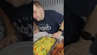 Мама никогда не разочаровывает 😋 Эта еда была особенной и вкусной