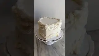 Sometimes you just need a simple white cake 🤍 #cakedecorating #cake #bakery #birthdaycake #cake
