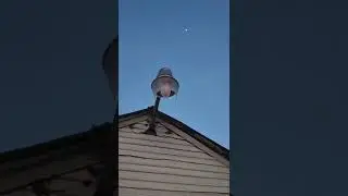 175w mercury vapor fixture turning on at dusk.