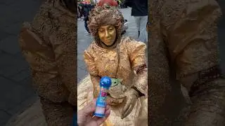Mega dip&rsquo;n roll for Golden statue girl #buskingtalent #shortsviral #youtubeshorts #youngperformers