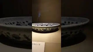 Фарфоровая тарелка сине-белого цвета с узором в виде лотоса.