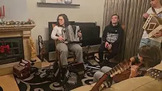 Quatro grandes tocadores de concertina, o Paulinho, a Olívia, o Filipe e o Guilherme, muito bonito.