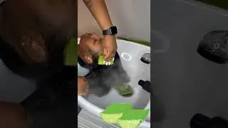she rubs aloe Vera on her hair#shorts#beautytips #hair#care #videomaker #aloeverafacepack #aloevera