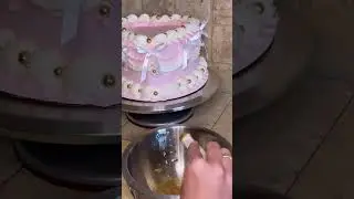 How to make metallic piping details #cake #decorations #cakedecorating