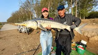 借山药去钓鱼没想到竟然钓到一条这么大的鱼，农民大爷觉得可怜，一起给它放生了【娜小娜愛釣魚】