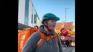 Разрывает сердце: молодой британец изо всех сил пытается заработать деньги, работая курьером дост...
