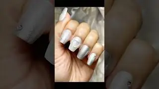 La peinture nacr&eacute;e, poudre chrom&eacute;e et d&eacute;cor&eacute;s d'accessoires en forme de c&oelig;ur