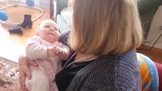 Die Oma h&auml;lt das Baby im Arm, dann passiert etwas Unfassbares!