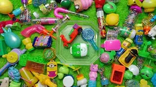 Asmr video shares the characters of plastic candy containe vespa, suitcase, lollipop and color balls