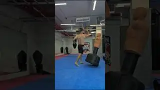 How to fight a shorter opponent 😅Smart boxing tips #boxing #fightstrategy