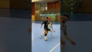 Swift footwork, pivot finesse at its finest! 👟🤯 #futsal #pivot #art #futsalskills #shorts