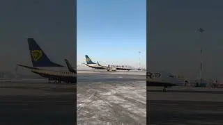 Ryanair Boeing 737-800 Landing in Warsaw 🇵🇱 | SP-RKM from Tirana ✈️ #Shorts