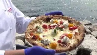 Pizza napoletana, sun and sea - Napoli Food Porn
