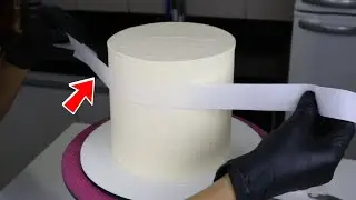 DECORA&Ccedil;&Atilde;O DE BOLO COM LISTRAS DOURADAS E FLORES NATURAIS
