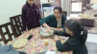 Makar Sankranti 14/01/2026 par laddoo bante hue