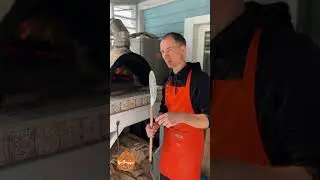 Использование лопаток при выпечке пиццы в дровяной помпейской печи #помпейская печь #пицца