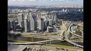 Cidade gigante, arranha-c&eacute;us imponentes, pontes ic&ocirc;nicas e o caos organizado que a gente ama.