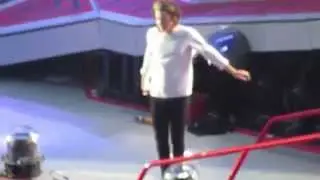 Harry Styles crotch grab-Manchester 31/05/14