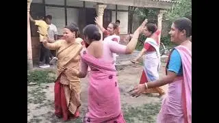 ঘৰৰ সকলো কাম বন কৰি ৰজাকুছি গাঁৱৰ মহিলাসকলে জেং বিহু আখৰা কৰিবলৈ ওলাই আহিছে
