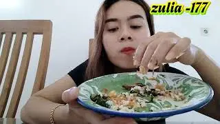 Makanan sesimple gini enak banget cuma dengan sayuran di rebus,sambel dan ikan asin