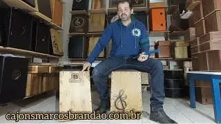Cajon b&aacute;sico eletroac&uacute;stico MB com acess&oacute;rios.